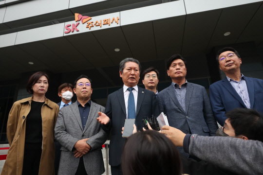 국회 과학기술정보방송통신위원회 의원들이 16일 오후 카카오 등 데이터 관리 시설이 입주한 경기 성남시 SK 판교캠퍼스의 전기실 등 화재 현장을 둘러본 뒤 상황을 설명하고 있다.이곳에선 전날(15일) 발생한 화재로 서버 서비스 전원이 차단되면서 카카오·다음과 네이버 서비스가 크고 작은 장애를 일으켰다. 왼쪽부터 허은아, 박성중(이상 국민의힘), 정청래, 조경태, 조승래, 윤영찬(이상 더불어민주당) 의원.<연합뉴스>